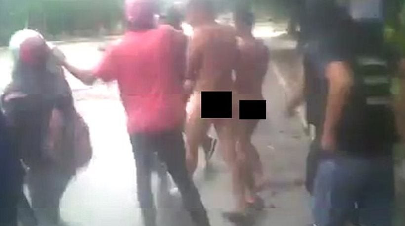 Τριτοκοσμικές εικόνες στη Βενεζουέλα: Διαδηλωτές ξεγυμνώνουν και δέρνουν στη μέση του δρόμου αστυνομικούς (βίντεο)